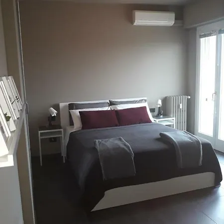 ゲストハウス Camelia イヴレーア